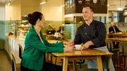 Staatsanw&auml;ltin Odette Santo (Anne Diemer, l.) und Ringo Holl&auml;nder (Tim Kalkhof, r.), der in der Gerichtskantine arbeitet, haben eine heimliche Aff&auml;re.