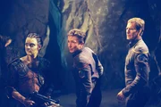 Auf ihrer neuen Mission geraten Captain Archer (Scott Bakula, r.) und Tucker (Connor Trinneer, M.) in die Gewalt eines Novaners.