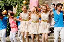 Als coole Dancenummer f&uuml;hren die Sch&uuml;lerinnen von Internat Lindenhof zusammen mit den Jungs der englischen Gastschulklasse ihre eigene, moderne Version des B&uuml;hnenklassikers "Romeo und Julia" auf.