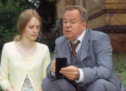 Kommissar Kehler (Wolfgang Bathke) findet im Garten der psychiatrischen Klinik eine völlig verstörte Elsa (Anne Kanis) vor. Er versucht den Grund ihrer Ängste zu erfahren. Kommissar Kehler (Wolfgang Bathke) findet im Garten der psychiatrischen Klinik eine völlig verstörte Elsa (Anne Kanis) vor. Er versucht den Grund ihrer Ängste zu erfahren.