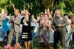 Bei der modernen Sch&uuml;lerauff&uuml;hrung von "Romeo und Julia" als coole Dance-Nummer haben auch Mister Hugh Gordon (Justus von Dohn&aacute;nyi, vorne l.), Frau M&auml;gerlein (Suzanne von Borsody, vorne 2.v.l.), Rektorin Theobald (Hannelore Elsner, vorne 2.v.r.) und Professor K&auml;stner (Konstantin Wecker, vorne r.) gro&szlig;en Spa&szlig;.