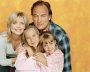 (3. Staffel) - F&uuml;hren ein sch&ouml;nes, aber nicht immer ganz unkompliziertes Familienleben: Cheryl (Courtney Thorne-Smith), Ruby (Taylor Atelian), Jim (Jim Belushi) und Gracie (Billi Bruno)