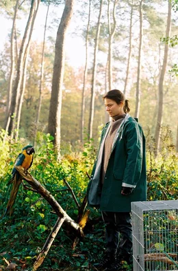 Papagei Marlene bringt nur &Auml;rger. Er muss weg! Birgit (Britta Hammelstein) setzt ihn im Wald aus &ndash; oder versucht es zumindest.