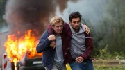 Paul (Daniel Roesner, l.) rettet Kian (Arash Marandi) aus dem brennenden Wrack, bevor dieses explodiert. Paul (Daniel Roesner, l.) rettet Kian (Arash Marandi) aus dem brennenden Wrack, bevor dieses explodiert.
