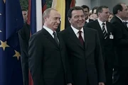 SRF school – Putins Oligarchen – Die Eroberung des Westens. Der russische Präsident Wladimir Putin und der ehemalige deutsche Bundeskanzler Gerhard Schröder. SRF school – Putins Oligarchen – Die Eroberung des Westens. Der russische Präsident Wladimir Putin und der ehemalige deutsche Bundeskanzler Gerhard Schröder.