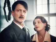 Adolf Hitler (Holger Stockhaus) blickt skeptisch. Der Diktator muss sich mit unf&auml;higen Mitarbeitern herumschlagen. Lediglich seine Sekret&auml;rin Traudl Junge (Lou Strenger) kennt auch die sanften Seiten des "F&uuml;hrers".