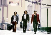 El Mariachi (Antonio Banderas, M.) zieht zusammen mit seinen Freunden und Musikerkollegen Lorenzo (Enrique Iglesias, r.) und Fideo (Marco Leonardi, l.) in den Kampf gegen die Putschisten.