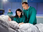 Elena Eichhorns (Cheryl Shepard, mi.) Tochter Sophie (Leni Johanna Trost, liegend) hat sich schon seit einiger Zeit merkwürdig verhalten. Durch den Unfall und die daraus resultierenden Untersuchungen hat Dr. Martin Stein (Bernhard Bettermann, re.) ein Hirnabzess festgestellt. In einer dramatischen Operation hat Martin versucht, diesen zu entfernen. Nun warten Elena und Martin darauf, dass Sophie endlich aufwacht. Sophies Krankheit hat Martin klar gemacht, dass sie nach wie vor, wie eine Tochter für ihn ist. Elena Eichhorns (Cheryl Shepard, mi.) Tochter Sophie (Leni Johanna Trost, liegend) hat sich schon seit einiger Zeit merkwürdig verhalten. Durch den Unfall und die daraus resultierenden Untersuchungen hat Dr. Martin Stein (Bernhard Bettermann, re.) ein Hirnabzess festgestellt. In einer dramatischen Operation hat Martin versucht, diesen zu entfernen. Nun warten Elena und Martin darauf, dass Sophie endlich aufwacht. Sophies Krankheit hat Martin klar gemacht, dass sie nach wie vor, wie eine Tochter für ihn ist.