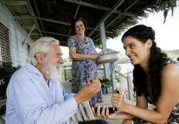 Elviera (Amada Morado Aguiar, Mitte) freut sich, dass ihre Tochter Dolores (Katja Giammona) ihrem Gro&szlig;vater Jose-Ramon (Salvador Wood Fonesca) ein Geschenk macht.