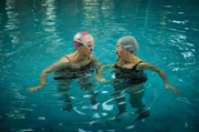 Susanne (Steffi K&uuml;hnert) und ihre beste Freundin Maria (Johanna Gastdorf, li.) treffen sich beim Synchronschwimmen.