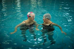 Susanne (Steffi K&uuml;hnert) und ihre beste Freundin Maria (Johanna Gastdorf, li.) treffen sich beim Synchronschwimmen.