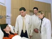 Visite bei der Patientin Vera Fichte (Nicola Tiggeler). Vera Fichte wurde nach einem Autounfall mit einer Gehirnerschütterung und einem Bauchtrauma in die Sachsenklinik eingeliefert. Bei der Untersuchung stellten die Ärzte fest, dass Vera schwanger ist. Doch die Patientin scheint unter emotionalem Druck zu leiden, der nicht nur ihre Heilung aufhält, sondern auch eine komplikationslose Schwangerschaft gefährdet. Dr. Roland Heilmann (Thomas Rühmann), Dr. Philipp Brentano (Thomas Koch) und Dr. Kathrin Globisch (Andrea Kathrin Loewig). Visite bei der Patientin Vera Fichte (Nicola Tiggeler). Vera Fichte wurde nach einem Autounfall mit einer Gehirnerschütterung und einem Bauchtrauma in die Sachsenklinik eingeliefert. Bei der Untersuchung stellten die Ärzte fest, dass Vera schwanger ist. Doch die Patientin scheint unter emotionalem Druck zu leiden, der nicht nur ihre Heilung aufhält, sondern auch eine komplikationslose Schwangerschaft gefährdet. Dr. Roland Heilmann (Thomas Rühmann), Dr. Philipp Brentano (Thomas Koch) und Dr. Kathrin Globisch (Andrea Kathrin Loewig).