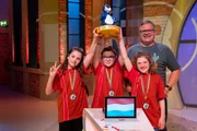 Das rote Rateteam aus Frisingen/Luxemburg hatte einen erfolgreichen Tag bei "1, 2 oder 3": Sie d&uuml;rfen den begehrten Piet-Flosse-Pokal in H&auml;nden halten.
