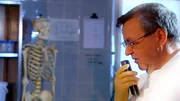 Rechtsmediziner Prof. Dr. Wolfgang Eisenmenger untersucht die Leiche des Rentners, der im Kofferraum seines Wagens gefunden wurde. Rechtsmediziner Prof. Dr. Wolfgang Eisenmenger untersucht die Leiche des Rentners, der im Kofferraum seines Wagens gefunden wurde.