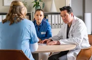 Chefarzt Dr. Philipp Brentano (Thomas Koch, re.) und Pflegedienstleiterin Arzu Ritter (Arzu Bazman, mi.) haben Miriam Schneider (Christina Petersen, li.) zu einem Gespr&auml;ch gebeten.