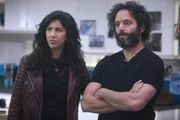 Rosa Diaz (Stephanie Beatriz, l.); Adrian Pimento (Jason Mantzoukas, r.)