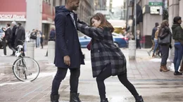 Leonard (Andrew Bachelor) und Allison Pyke (Brenda Song)  Die Verwendung des sendungsbezogenen Materials ist nur mit dem Hinweis und Verlinkung auf RTL+ gestattet.