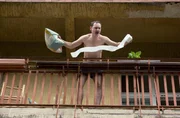 Nina (Sabrina Amali) und Paul (Paul Zichner) kommen am Einsatzort an. Dieses Mal steht der aggressive P&ouml;bler Daniel (Andrei Viorel Tacu, im Bild) nackt auf seinem Balkon.