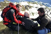 Ein offensichtlich verwirrter und orientierungsloser Mann (Peer J&auml;ger, m.) muss von Martin (Hans Sigl, r.) und Hans (Heiko Ruprecht, l.) aus dem Berg gerettet werden.