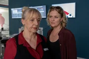 Vera Lanz (Katharina B&ouml;hm, r.) bezichtigt Nicole Borchardt (Johanna Bittenbinder, l.) des Betrugs.