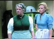 L-R: Die Wurzel (Erna Wassmer), Pepi (Manuela Denz)