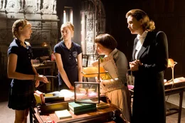 Bei ihren Recherchen in der Schulbibliothek &uuml;ber die M&ouml;glichkeit der Existenz eines Schlossgespenstes werden Hanni (Jana M&uuml;nster) und Nanni (Sophia M&uuml;nster) von Mademoiselle Bertoux (Katharina Thalbach) und Frau M&auml;gerlein (Suzanne von Borsody) zur Rede gestellt. Im Internat Lindenhof hat es nicht zu spuken, so lautet deren unmissverst&auml;ndliche Anweisung! Die beiden Lehrerinnen wollen unbedingt vermeiden, dass sich diese alberne Gespensterm&auml;r unter den Sch&uuml;lern verbreitet.