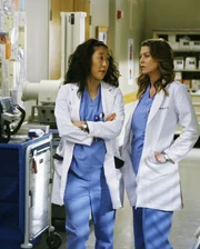 Machen sich gro&szlig;e Sorgen um Izzie: Cristina (Sandra Oh, l.) und Meredith (Ellen Pompeo, r.) ...