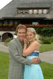 Allgemein: Alexander Wussow als Dr. Benjamin Brinkmann und Eva Habermann als Dr. Sophie Brinkmann in der "Schwarzwaldklinik - Neue Zeiten".