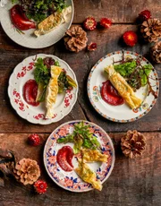 Weihnachtliches K&auml;se-Nuss-Geb&auml;ck mit Wintersalat.