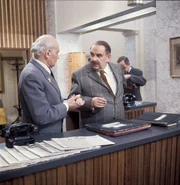 L-R: Breuer, Nachtportier (Manfred Inger), Oswald Huber (Fritz Eckhardt).