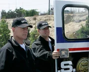 Gibbs (Mark Harmon, l.) und Tony (Michael Weatherly, r.) haben einen neuen Mordfall zu untersuchen. Bei dem Toten handelt es sich um Marvin Hinton, einen ehemaligen Kriminellen, der jetzt im Dienst des FBI steht ...