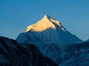 Der Gipfel des 8167 Meter hohen Dhaulagiri erstrahlt im ersten Morgenlicht.