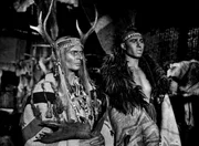 Im Dorf der Delawaren gibt es einen Streit zwischen dem weisen Tamenund (Marco Cottel, r.) und dem temperamentvollen Kawano (G. Florin), ob es sinnvoll sei, sich der Willkür der Weißen mit Gewalt zu widersetzen.