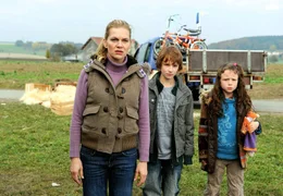 Die T&ouml;pferin Teresa (Anna Loos) und ihre beiden Kinder Max (Felix Steitz) und Lisa (Mercedes Jadea Diaz) haben unverletzt einen schweren Unfall &uuml;berstanden.