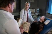 Auch bei Marc (Christian Beermann, l.) und Julia (Mirka Pigulla, M.) geht es spannend her. Ihre Patientin Agnes Lohe (Noemi Ast, liegend) hat sich mit Alraunen vergiftet.