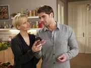 Niklas Ahrend (Roy Peter Link) und seine Halbschwester Kathrin Globisch (Andrea Kathrin Loewig) genie&szlig;en die gemeinsame Zeit. Als Niklas eine Nachricht mit einem Jobangebot f&uuml;r eine Chirurgenstelle in Australien bekommt, freuen sich zwar beide &uuml;ber diese Chance - doch es macht sich sofort Wehmut breit.