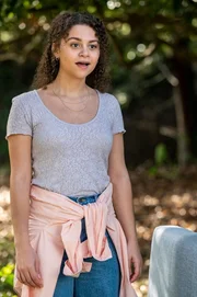 Lily Santiago als Veronica Lily Santiago als Veronica