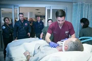 V.l.: Gabriela Dawson (Monica Raymund), Kelly Severide (Taylor Kinney), Dr. Connor Rhodes (Colin Donnell), Christopher Herrmann (David Eigenberg)