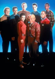 Lt. Commander Worf (Michael Dorn), Chief O'Brien (Colm Meaney), Doktor Julian Subatoi Bashir (Alexander Siddig), Quark (Armin Shimerman), Odo (Rene Auberjonois), Major Kira (Nana Visitor), Lt. Commander Jadzia Dax (Terry Farrell), Captain Sisko (Avery Brooks), Jake Sisko (Cirroc Lofton).