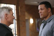 Kann NCIS Special Agent Tony Francis (Tony Gonzalez, r.) Gibbs (Mark Harmon, l.) bei der L&ouml;sung des aktuellen Falles unterst&uuml;tzen?