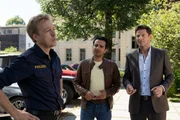 Am Tatort gibt Polizeihauptmeister Mohr (Max Müller, l.) den Kommissaren Kaya (Baran Hêvî, M.) und Hansen (Igor Jeftić, r.) erste Informationen über das Opfer. Am Tatort gibt Polizeihauptmeister Mohr (Max Müller, l.) den Kommissaren Kaya (Baran Hêvî, M.) und Hansen (Igor Jeftić, r.) erste Informationen über das Opfer.