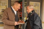 Der Streit zwischen Alois und Gerstl wegen des Kuchens geht weiter. Von links: Alois Preissinger (Erich Hallhuber) und Michael Gerstl (Gerd Lohmeyer).