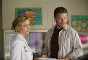 Arizona (Jessica Capshaw, l.) und Bailey k&uuml;mmern sich um die kleine Jessica, die im Sterben liegt. Deren allein erziehender Vater Matt Smithson (Elden Henson, r.) will sich allerdings nicht eingestehen, dass seine Tochter nur noch wenige Stunden zu leben hat ...