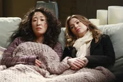 Probleme w&auml;lzen: Meredith (Ellen Pompeo, r.) und Cristina (Sandra Oh, l.) ...
