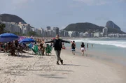 Eric Gauthier am Strand von Copacabana.