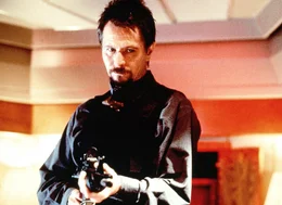 Der Anf&uuml;hrer der russischen Neo-Nationalisten Karshunov (Gary Oldman) hat die "Air Force One" in seine Gewalt gebracht. Er fordert die Freilassung eines Kollegen, ansonsten droht er den amerikanischen Pr&auml;sidenten umzubringen...  +++ Die Verwendung des sendungsbezogenen Materials ist nur mit dem Hinweis und Verlinkung auf RTL+ gestattet. +++