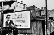 April 1940: Eine Plakatwand in Dubuque, Iowa, finanziert von der National Association of Manufacturers. April 1940: Eine Plakatwand in Dubuque, Iowa, finanziert von der National Association of Manufacturers.