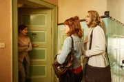 Romy Heiland (Christina Athenst&auml;dt, r.) und Tilly Vogel (Sina Rei&szlig;, M.) fragen sich, ob Julia Steinbach (Elinor Eidt, l.), die Mieterin ihres Mandanten, ihnen alles sagt, was sie wei&szlig;.