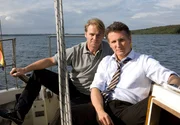 Sven (Kai Scheve, li.) und Lars (Max Urlacher) entspannen sich auf einem Segeltörn. Sven (Kai Scheve, li.) und Lars (Max Urlacher) entspannen sich auf einem Segeltörn.