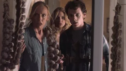 Charley (Anton Yelchin), seine Mutter Jane (Toni Collette) und Freundin Amy (Imogen Poots) verstecken sich vor ihrem neuen Nachbarn Jerry (Colin Farrell), einem blutdurstigen Vampir der Jagd auf Familie Brewster macht.